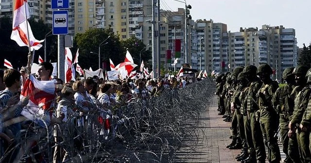 Belarus’ta protestocular Cumhurbaşkanlığı Sarayı'na yürümek istedi