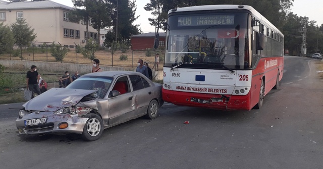 Belediye otobüsü ile otomobil çarpıştı: 2 yaralı