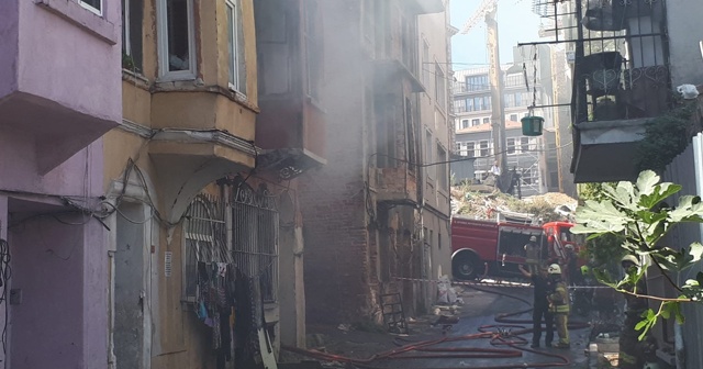 Beyoğlu’nda bir binada yangın çıktı