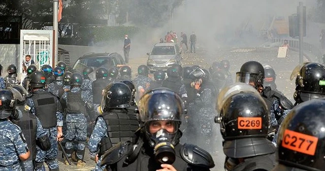 Beyrut&#039;ta güvenlik güçleri protestoculara müdahale ediyor