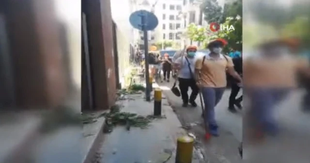Beyrut'ta halk sokakları kendi çabalarıyla temizliyor