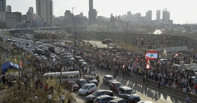 Beyrut’ta şiddetli patlamada ölenler için anma töreni