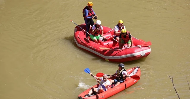 Binali Yıldırım Erzincan’da rafting yaptı