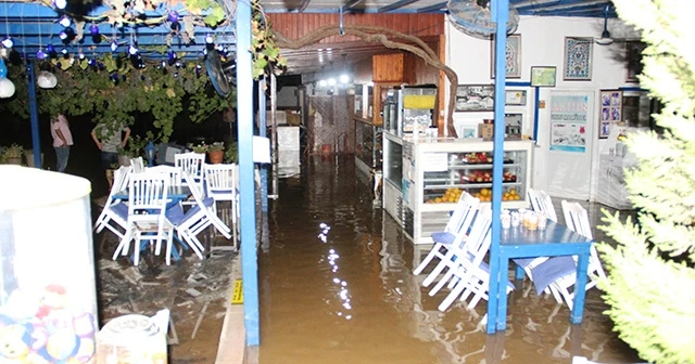 Bodrum&#039;da ev ve iş yerlerini su bastı