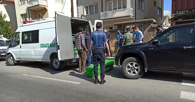 Boğazından bıçaklanmış halde bulunan yaşlı kadın öldü