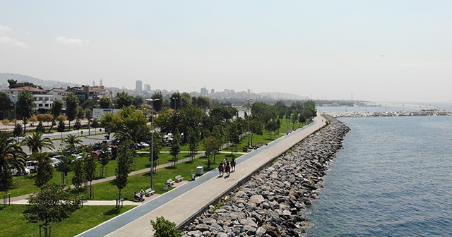 Bostancı sahilde atlı polislerden Kurban Bayramı denetimi