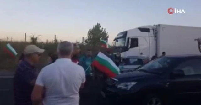 Bulgaristan'da protestocular Türkiye sınırına yakın yolu trafiğe kapattı