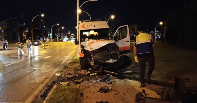 Bursa’da ambulans ile ticari araç çarpıştı: 3 yaralı