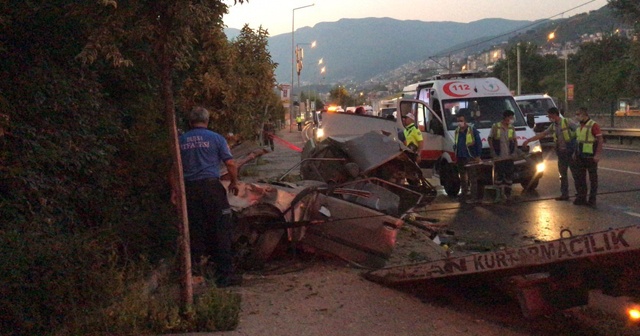 Bursa’da otomobil ikiye bölündü!