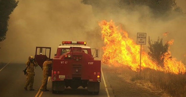 California kontrol altına alınamayan yangınlarla mücadele ediyor