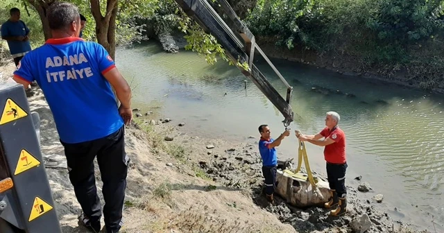 Çamura saplanan ineğin imdadına itfaiye ekipleri yetişti