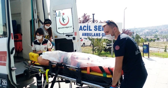 Çarptıkları motosikletteki yaralı 2 genci sopayla dövdüler