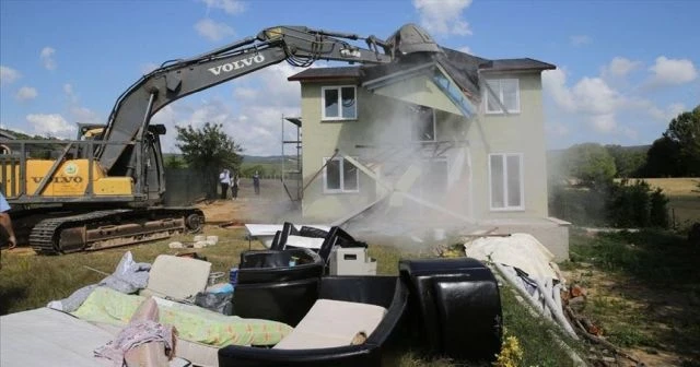 Çatalca'da kaçak yapılar belediye ekiplerince yıkıldı