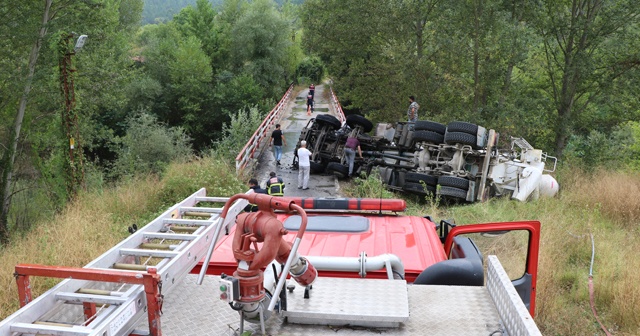 Çaya düşmekten son anda kurtulan beton mikserinde yangın çıktı