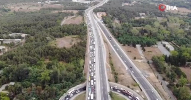 Çökme sonrası kapanan yolda kilometrelerce uzunlukta trafik oluştu