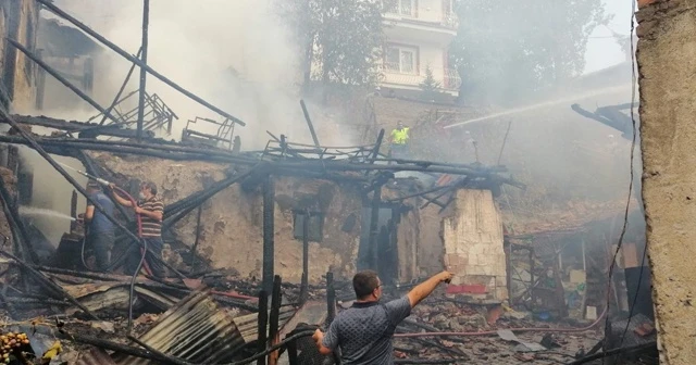 Çorum’da iki ev küle döndü: 1 ölü, 3 yaralı