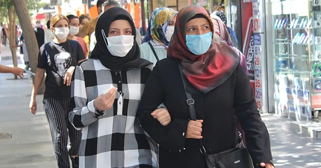 Covid-19 artınca, Elazığ’da herkes maske takmaya başladı