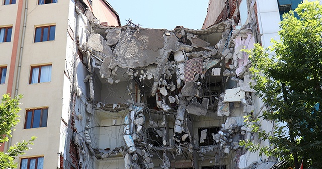 Depremden hasar gören bina yıkılırken yan binada çatlak oluştu, bina tahliye edildi