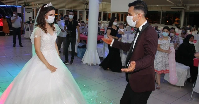 Düğün salonlarında koronavirüs denetimi: Gelin ile damat sosyal mesafeli dans etti
