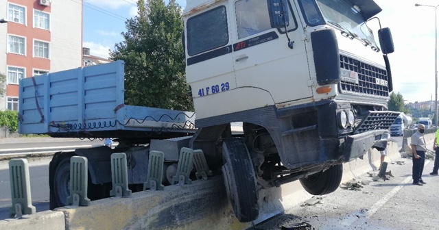 Duran araçlara çarpmamak için manevra yapan tır beton bariyerlerde asıldı kaldı