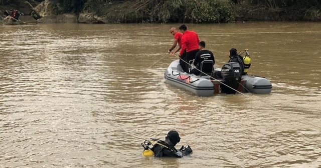 Ekipler selde kaybolan 2 jandarma personelini bulmaya çalışıyor