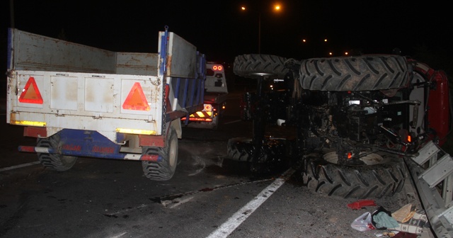 Elazığ’da bariyerlere çarpan traktör devrildi: 2 yaralı