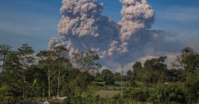 Endonezya&#039;da Sinabung Yanardağı&#039;nda patlama