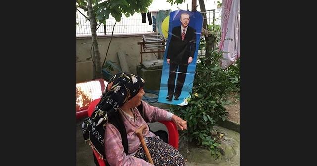 Erdoğan sevgisi 112 yaşındaki "Güllü nine"yi parti üyesi yaptı