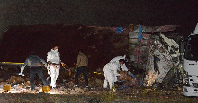 Erzurum&#039;da dinamit yüklü kamyon devrildi: 2 ölü