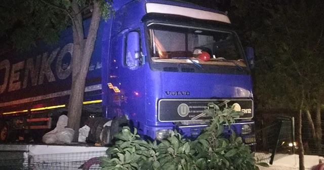 Freni boşalan tır, önce araçlara çarptı ardından binanın bahçesine girdi