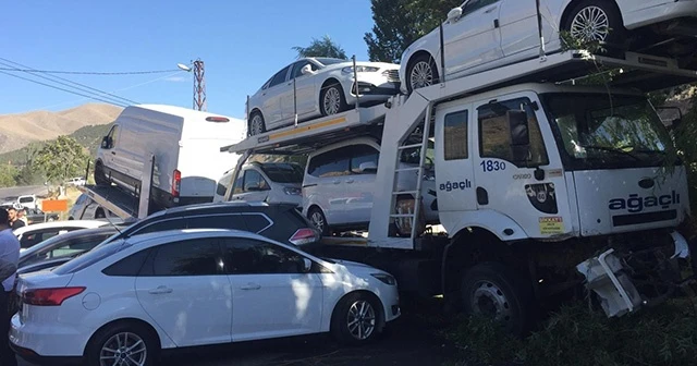 Freni boşalan tır otoparka daldı, 5 aracı biçti