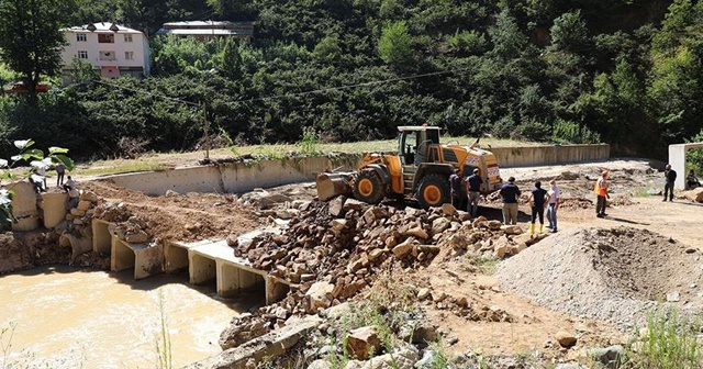 Giresun&#039;da selde yıkılan Üçtepe Köprüsü&#039;nün yerine 45 metrelik yenisi yapılıyor