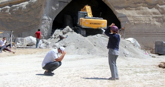 Göçük altında kalan hayvanlarının kurtarılmasını böyle beklediler