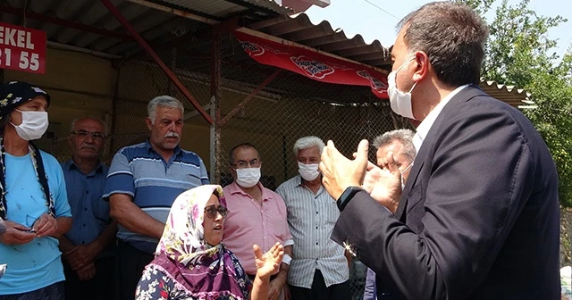 Gözü yaşlı Hatice teyzeyi Ömer Çelik teselli etti