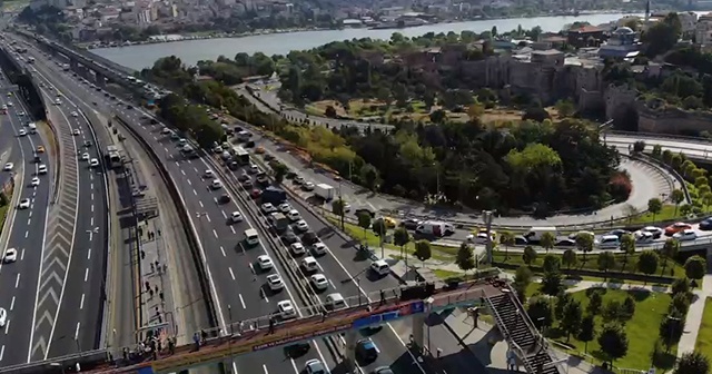 Haftanın ilk iş gününde Haliç Köprüsü&#039;nde trafik yoğunluğu