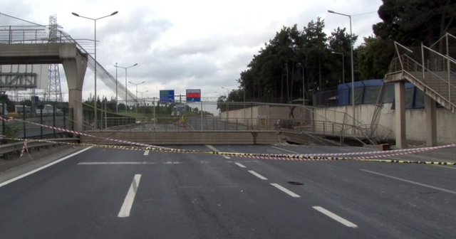 Hasdal Otoyolu&#039;nda üstgeçit çöktü, yol trafiğe kapandı