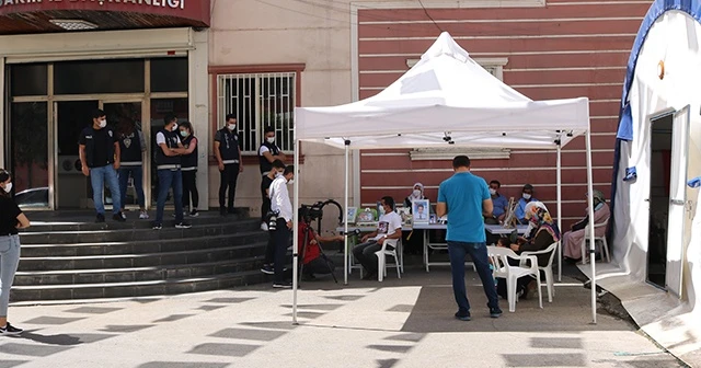 HDP önündeki ailelerin evlat nöbeti 350’nci gününde