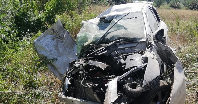 İki otomobil çarpıştı, sürücü hurdaya dönen araçtan sağ çıktı