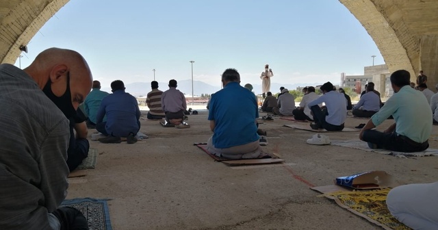 İnşaatı devam eden Tıbbiye Camii’nde sosyal mesafeli Cuma namazı