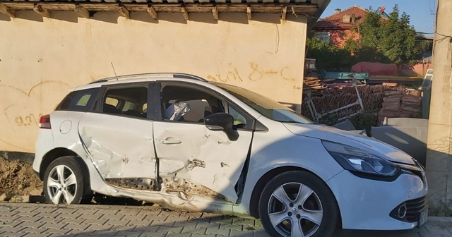 Isparta&#039;da kamyonet ile otomobil çarpıştı: 6 yaralı