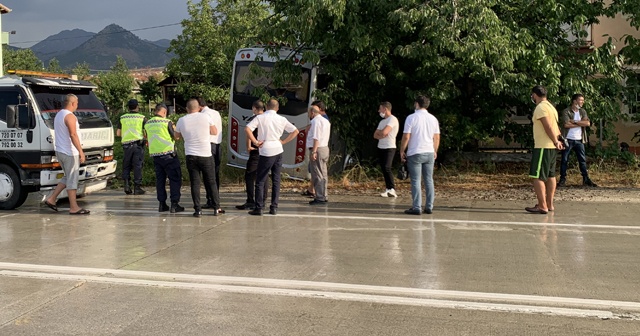 Isparta’da minibüs evin bahçesine daldı: 1 yaralı