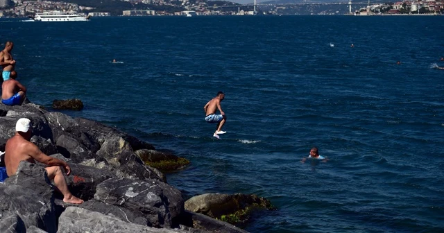 İstanbul’da sıcaktan bunalan Boğaz&#039;a akın etti