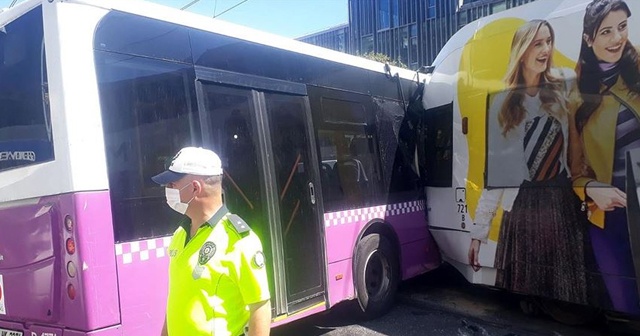 İstanbul&#039;da tramvay halk otobüsüne çarptı