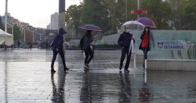 İstanbullular güne sağanak yağmurla başladı