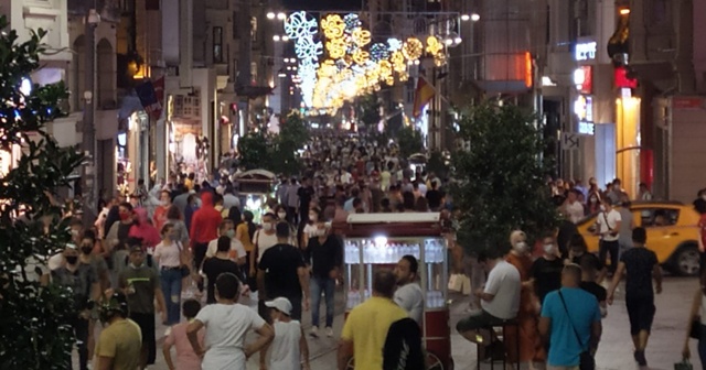 İstiklal Caddesi’nde koronavirüs unutuldu