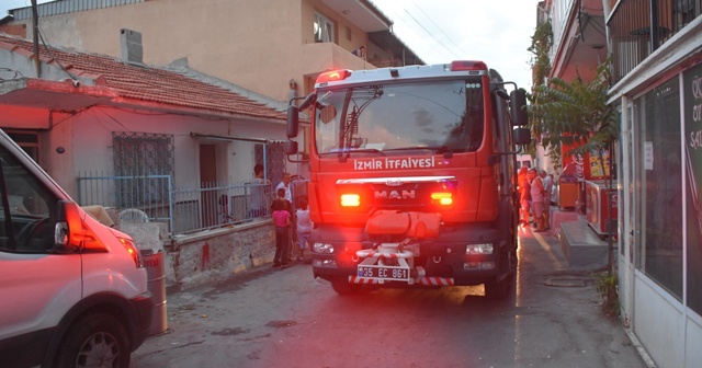 İzmir&#039;de otluk alanda başlayan yangın eve sıçradı