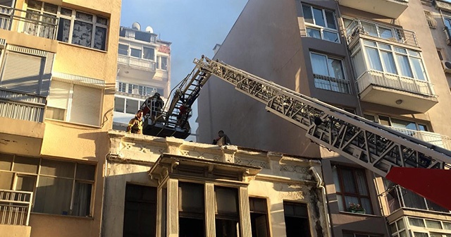 İzmir&#039;de tarihi yapıda korkutan yangın