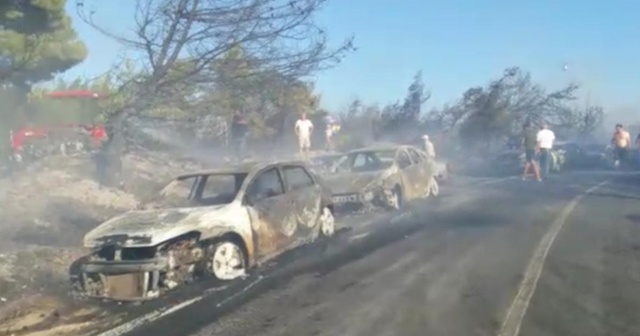 İzmir&#039;de yangın dehşeti: Otluk alanda çıkan yangında onlarca araç alev alev yandı