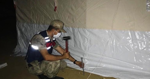 Jandarma deprem bölgesinde çadır kurdu
