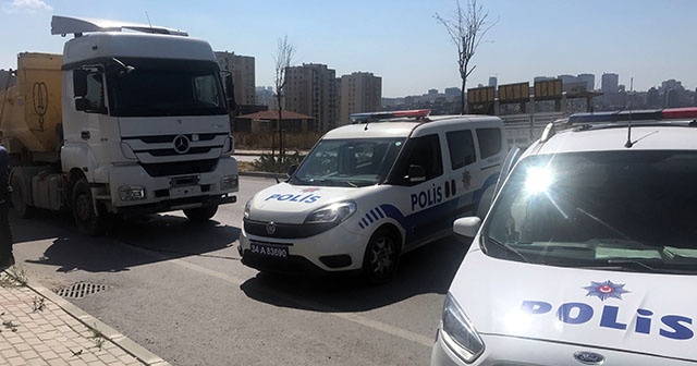 Kaçak hafriyat döken kamyon sürücüsü polisi alarma geçirdi